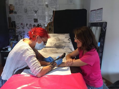 Séance de tatouage