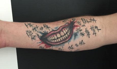 sourrir jocker-axs tatouage-chaussan